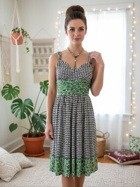 Nine West Beautiful Geometric Black & White & Green Fit & Flare Dress Size 4